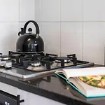 Bright Modern 2Bed1 Central Apartment With Pool
