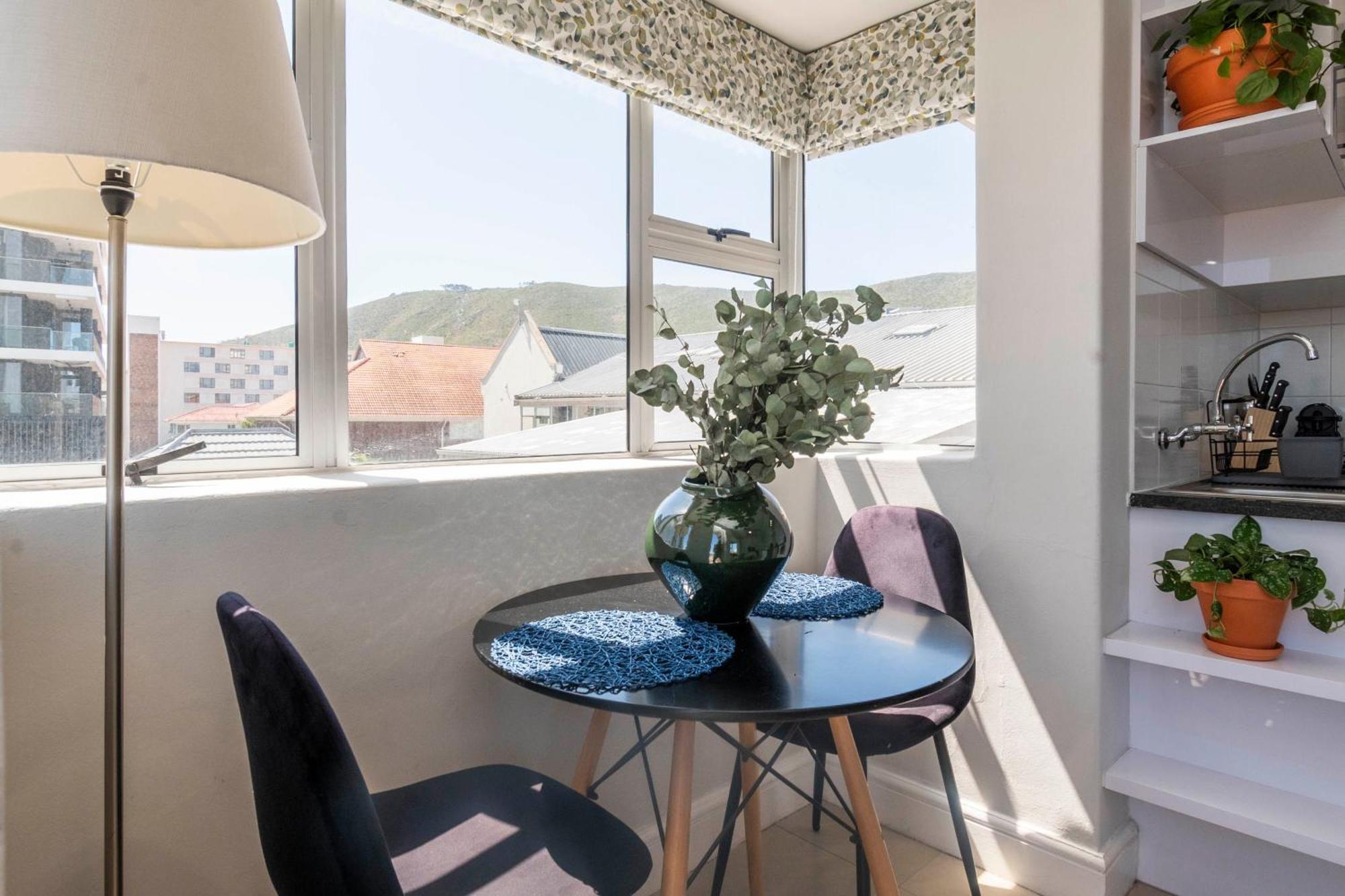 Bright Modern 2bed1 With Pool Apartment