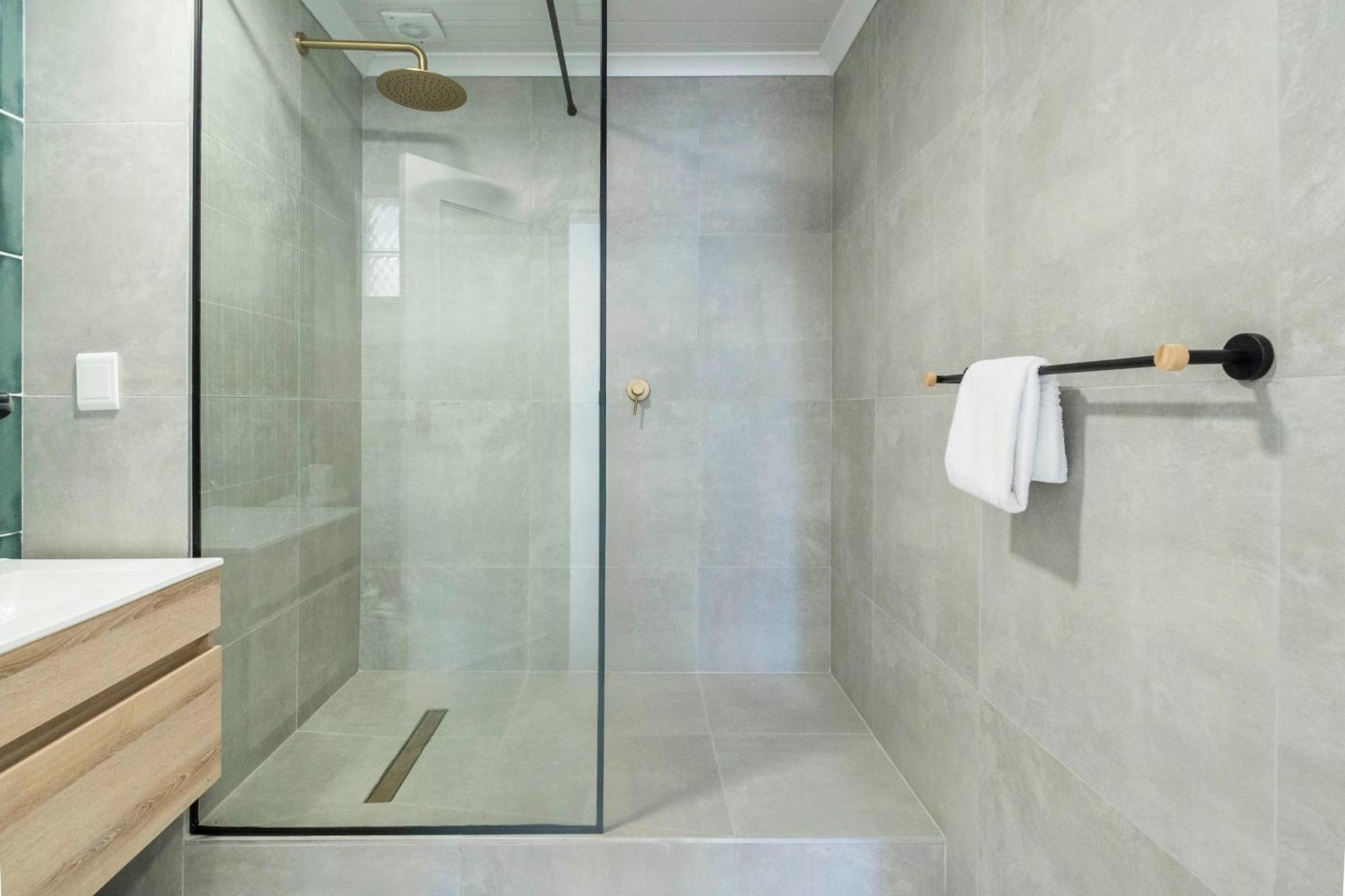 Bright Modern 2bed1 With Pool Apartment