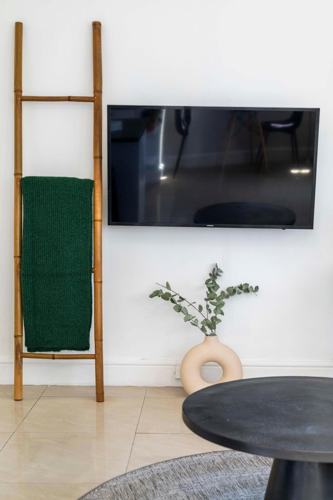 Apartment Bright Modern 2bed1 With Pool Cape Town
