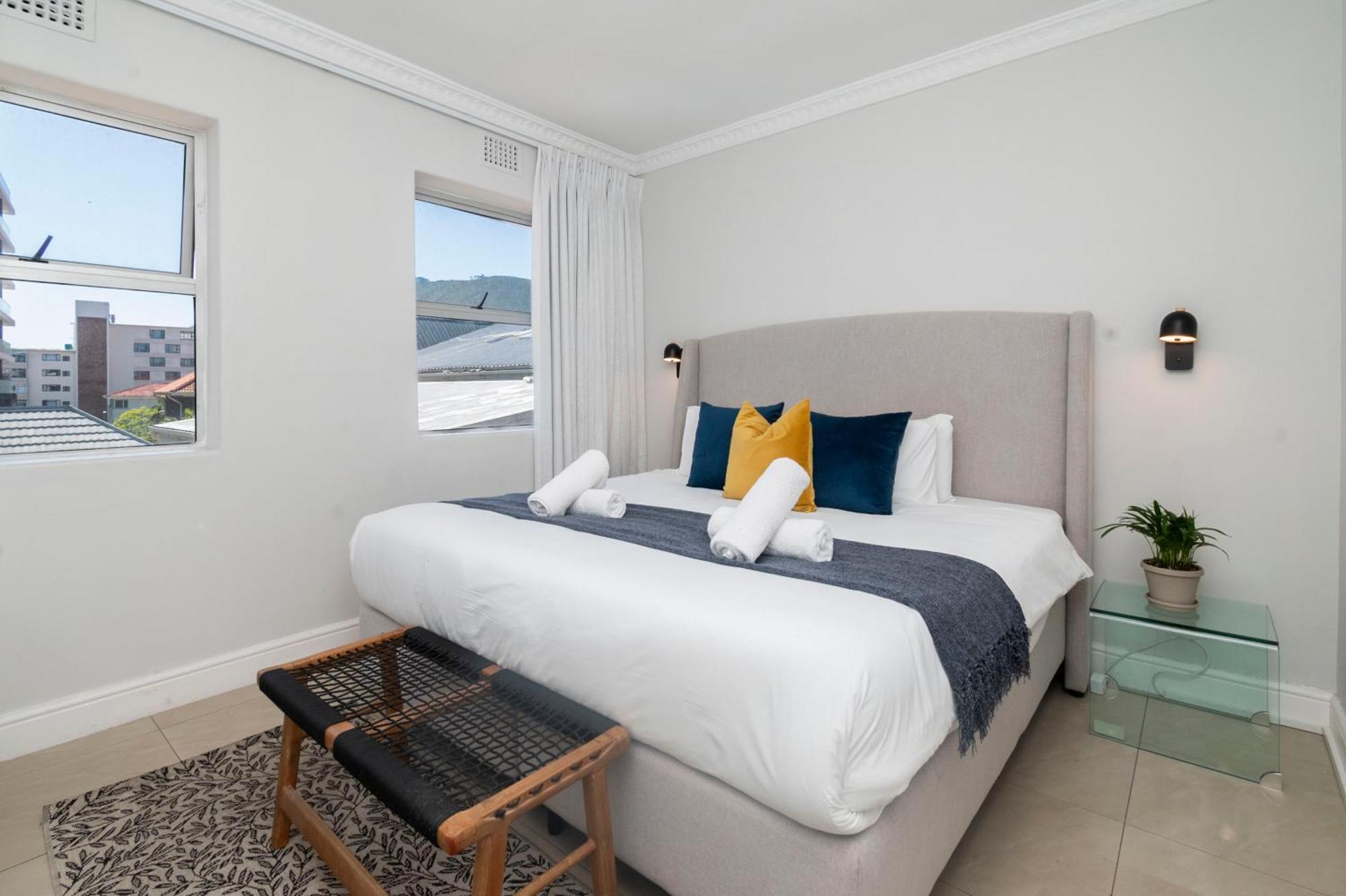 Bright Modern 2bed1 With Pool Cape Town