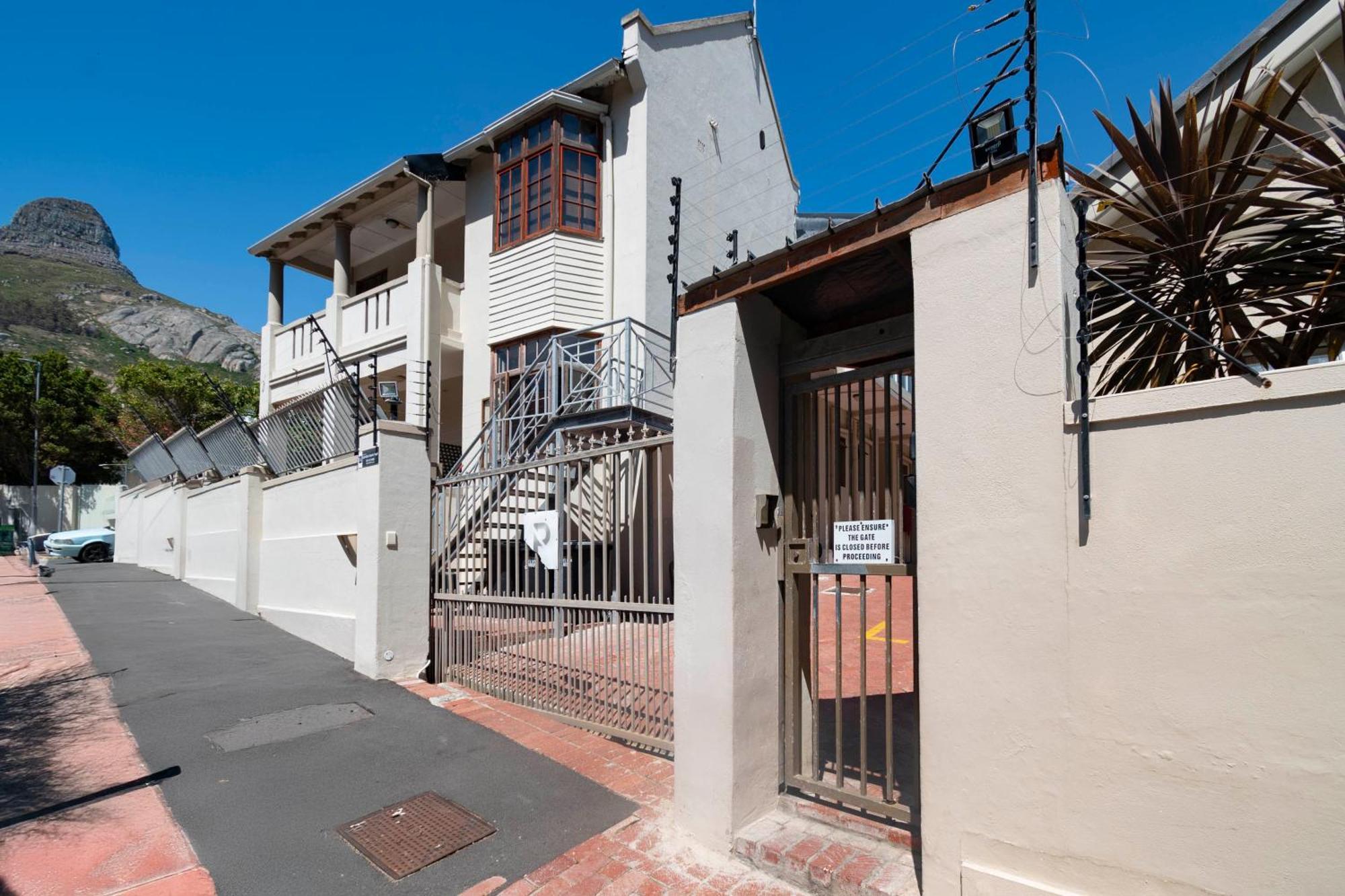 Bright Modern 2bed1 With Pool Apartment Cape Town