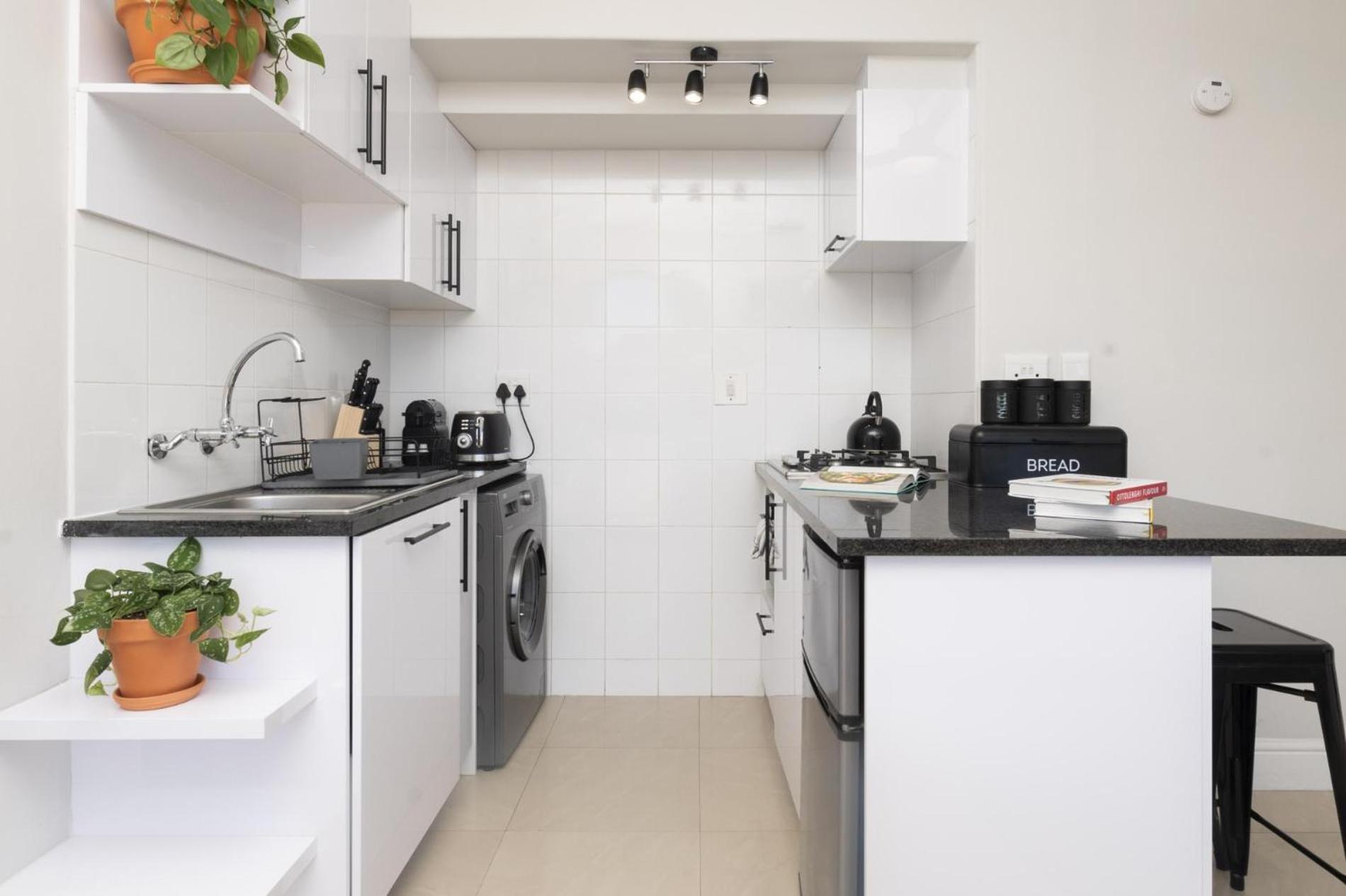 Bright Modern 2bed1 With Pool Apartment