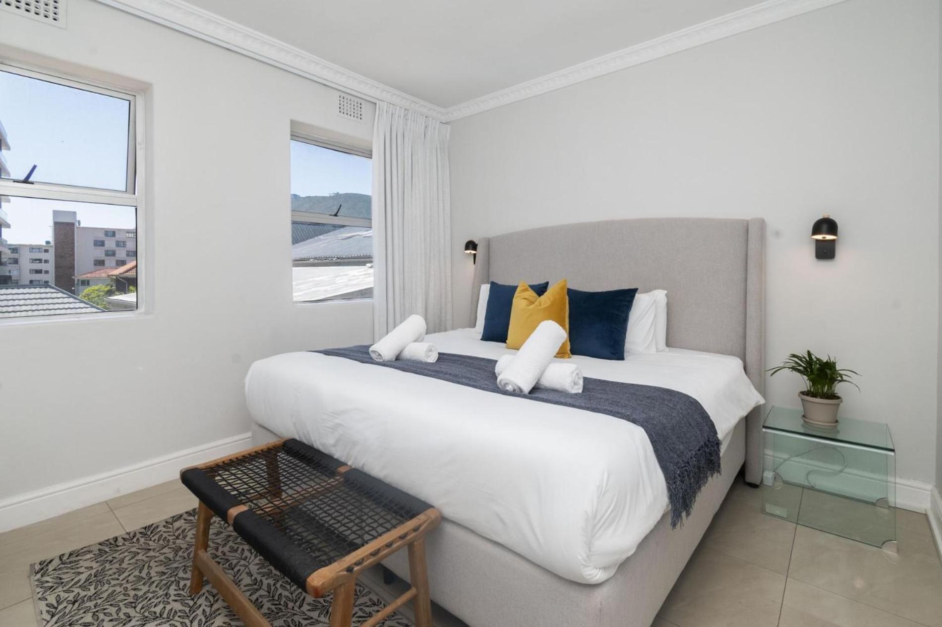 Bright Modern 2bed1 With Pool Apartment